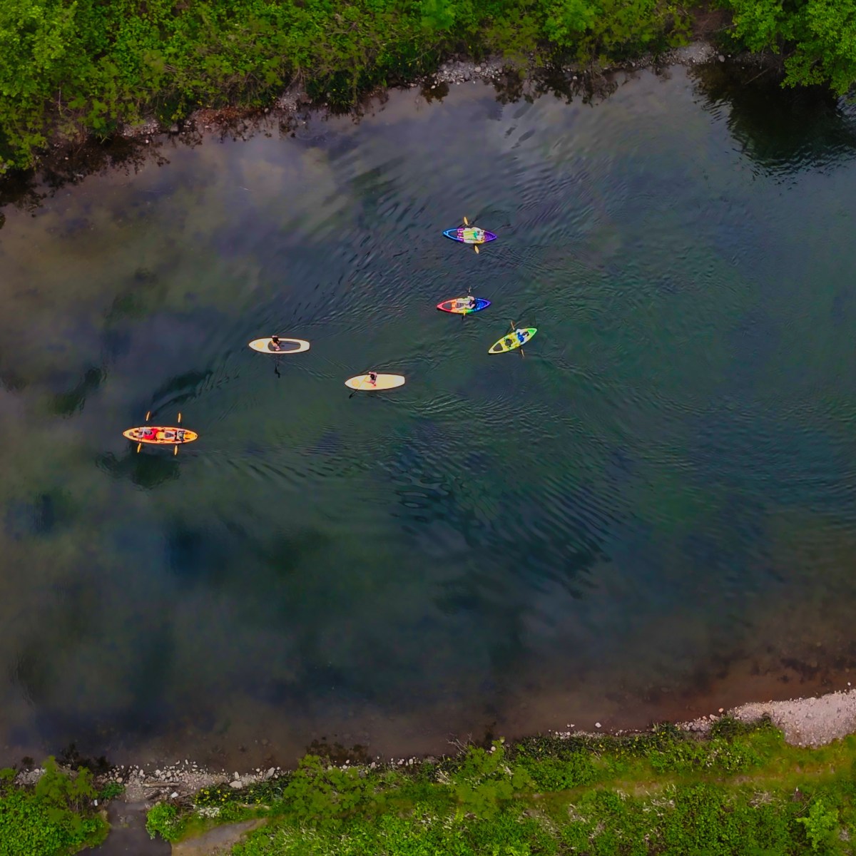Kayakers from above on the Columbia River