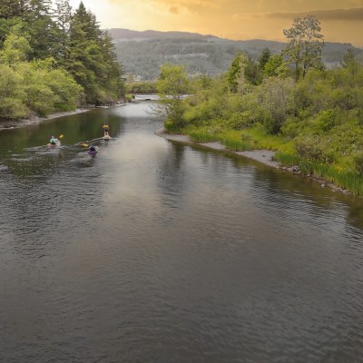 4 people in the distance paddling on the Columbia River